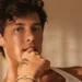 Shawn Mendes mostra que é ‘devoto’ do Brasil e faz referência a Fernanda Torres no Lollapalooza