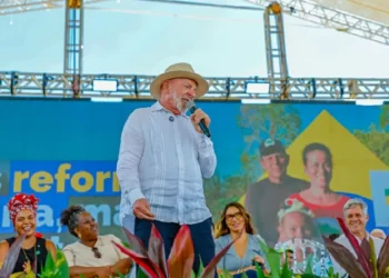 Lula promete que ‘ano que vem, vai crescer PIB, salário mínimo, renda, distribuição de terra’