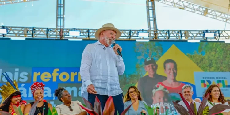 Lula promete que ‘ano que vem, vai crescer PIB, salário mínimo, renda, distribuição de terra’