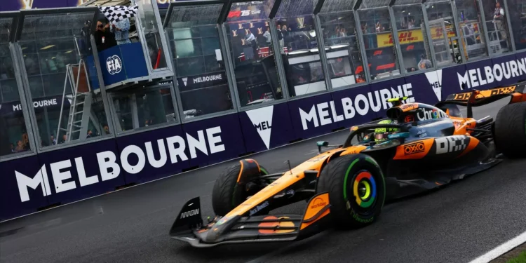 Lando Norris sobrevive à chuva e pressão e vence primeira corrida do ano