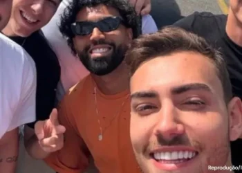 Vitor Roque desembarca no Brasil e veste camisa do Palmeiras; veja