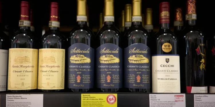 Trump considera tarifa de 200% sobre bebidas alcoólicas da UE e coloca empresas europeias em alerta