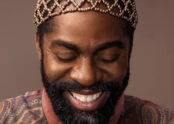 Lázaro Ramos debate sobre racismo e relembra relação com a mãe em novo livro