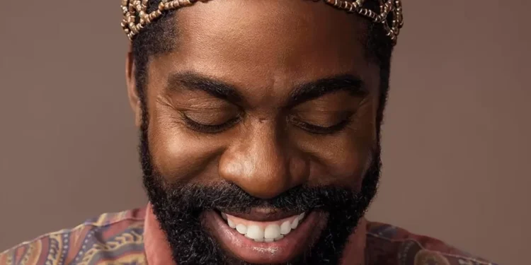 Lázaro Ramos debate sobre racismo e relembra relação com a mãe em novo livro