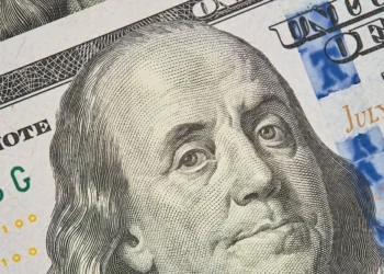 Dólar cai a R$ 5,75 após Trump isentar montadoras americanas de pagar tarifas sobre importações do México e Canadá