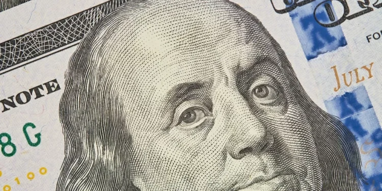 Dólar cai a R$ 5,75 após Trump isentar montadoras americanas de pagar tarifas sobre importações do México e Canadá