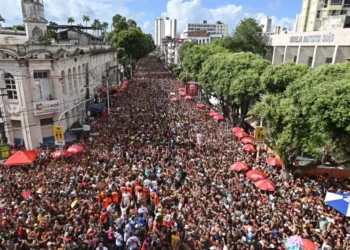 Carnaval de Salvador: “Atrás do Trio Elétrico só não vai quem já morreu”.