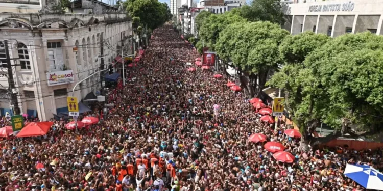 Carnaval de Salvador: “Atrás do Trio Elétrico só não vai quem já morreu”.