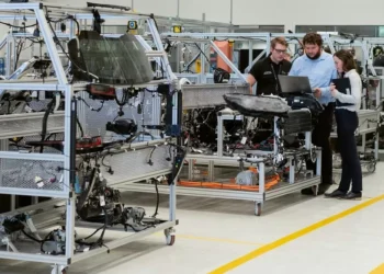 Empresários mantêm visão negativa sobre setor industrial pelo terceiro mês consecutivo, diz CNI