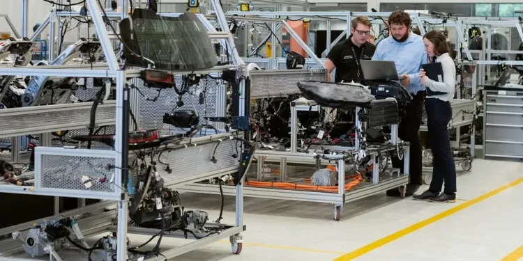 Empresários mantêm visão negativa sobre setor industrial pelo terceiro mês consecutivo, diz CNI