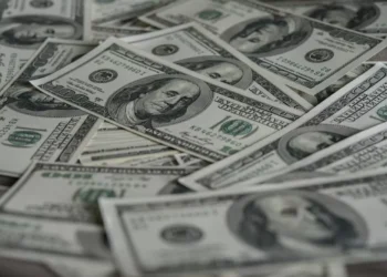 Dólar sobe e fecha a R$ 5,91 após confirmação de Gleisi Hoffmann no governo Lula e bate-boca de Trump e Zelensky