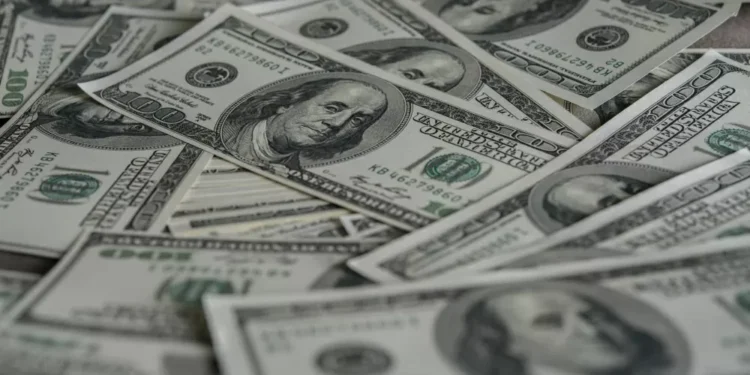 Dólar sobe e fecha a R$ 5,91 após confirmação de Gleisi Hoffmann no governo Lula e bate-boca de Trump e Zelensky