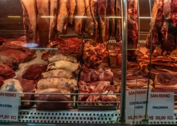 China suspende importação de carne bovina de três empresas brasileiras