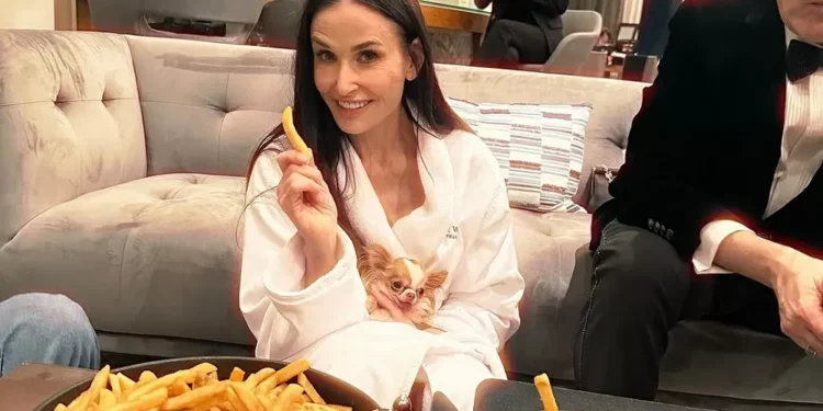 Demi Moore é flagrada comendo batatas fritas após Oscar 2025