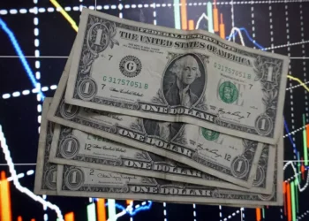 Dólar tem alta de 0,15% e fecha sexta-feira cotado a R$ 5,76 