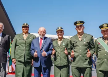 Lula assina reajuste e aumenta em 9% salário dos militares das Forças Armadas