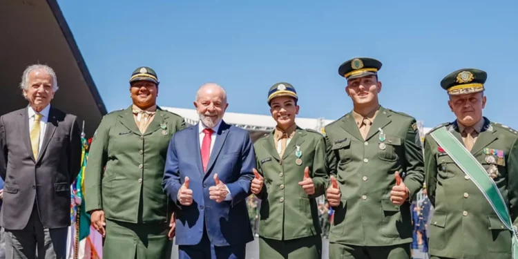 Lula assina reajuste e aumenta em 9% salário dos militares das Forças Armadas