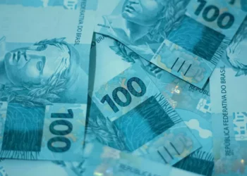 Renda média do brasileiro atinge R$ 2.069 por pessoa, aponta IBGE