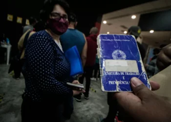 Brasil tem saldo recorde de empregos formais e cria 432 mil vagas com carteira assinada em fevereiro