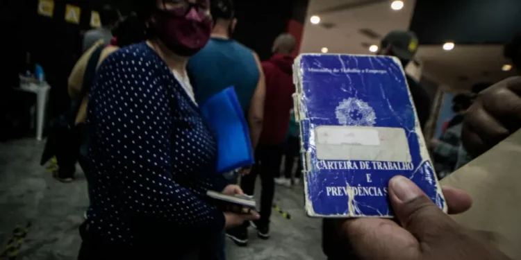Brasil tem saldo recorde de empregos formais e cria 432 mil vagas com carteira assinada em fevereiro