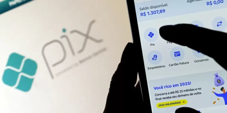 Em 2024, 63% da população brasileira utilizou o Pix ao menos uma vez por mês, mostra FGV