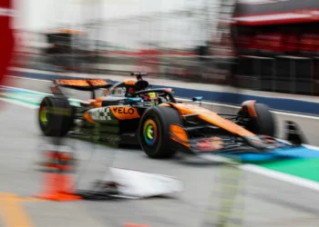 Piastri renova com a McLaren
