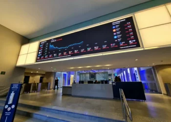 Ibovespa cai 0,81% e encerra aos 123,5 mil pontos