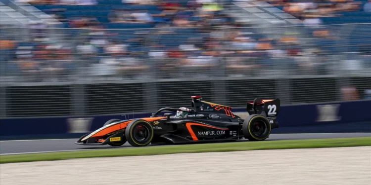 Ivan Domingues 19.º à chuva na Austrália em corrida interrompida
