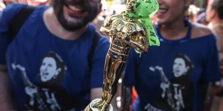 Fernanda Torres se torna símbolo de protesto no Carnaval após derrota no Oscar