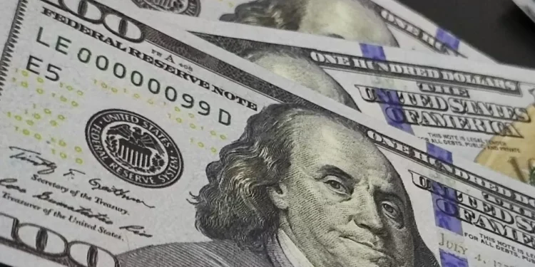 Dólar vai a R$ 5,74 e fecha a sexta-feira com o menor valor desde fevereiro