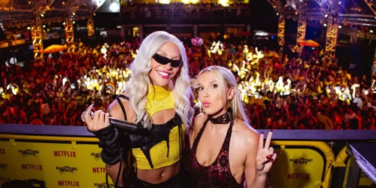 Millie Bobby Brown se declara ao Brasil e anuncia show de Pabllo Vittar em evento de novo filme da Netflix