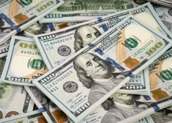 Dólar cai 0,05% e encerra a R$ 5,80 com foco no Orçamento