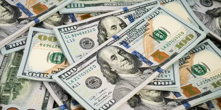 Dólar cai 0,05% e encerra a R$ 5,80 com foco no Orçamento