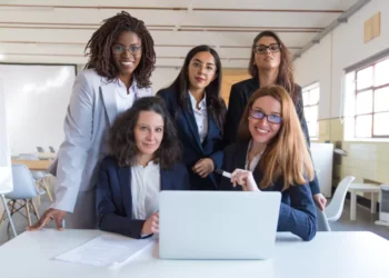 Participação de mulheres na administração pública federal cresce e chega a 45,6%
