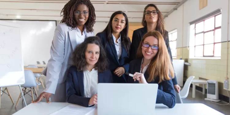 Participação de mulheres na administração pública federal cresce e chega a 45,6%