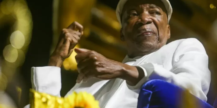 Milton Nascimento foi diagnosticado com Parkinson há dois anos, revela filho