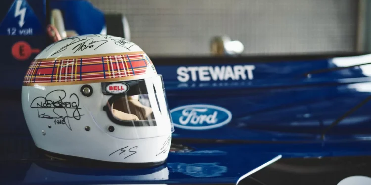 Michael Schumacher assina capacete para leilão solidário