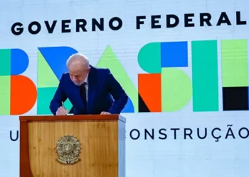 Lula assina antecipação do 13º salário para aposentados e pensionistas