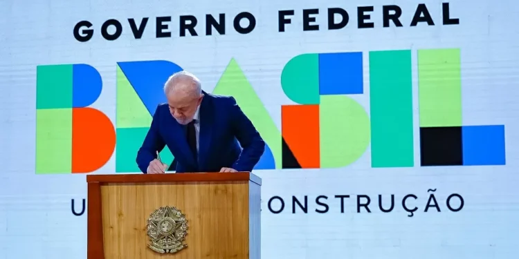 Lula assina antecipação do 13º salário para aposentados e pensionistas
