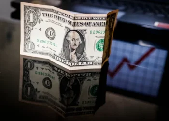 Dólar se aproxima de R$ 5,90 com embate tarifário entre EUA e China no radar