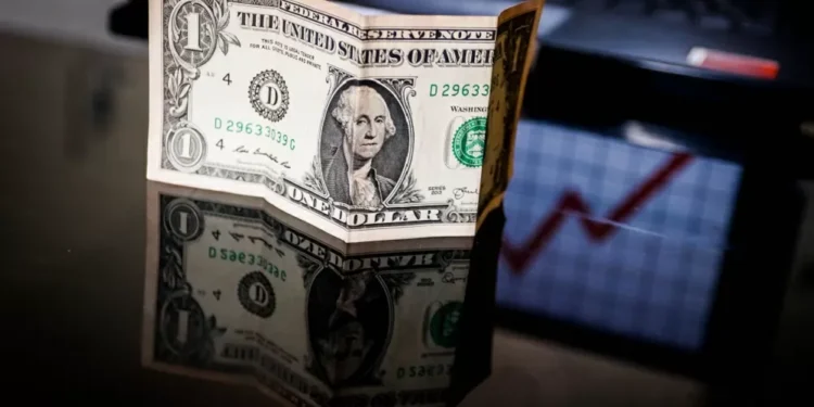 Dólar se aproxima de R$ 5,90 com embate tarifário entre EUA e China no radar