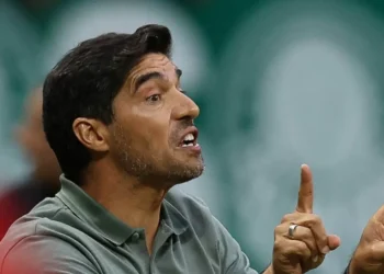 Abel Ferreira discute com jornalista: “É sua opinião”