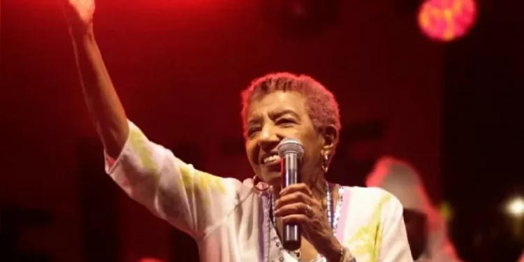 Leci Brandão recebe alta após ‘mal súbito’ durante show em festival