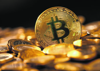 Bitcoin mantém-se resiliente, enquanto mercados travam quedas