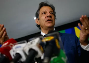 Governo não tem estratégias para enfrentar carência de R$ 10,9 bilhões para gastos com saúde e educação em 2027, diz Haddad