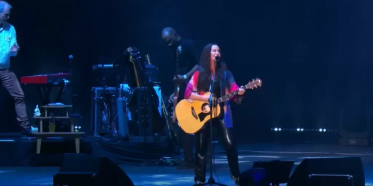 No Lollapalooza 2025, Alanis Morissette prova que não precisa de TikTok para ser hitmaker