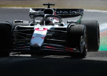 Verstappen atordoa McLaren e parte da “pole” no Japão