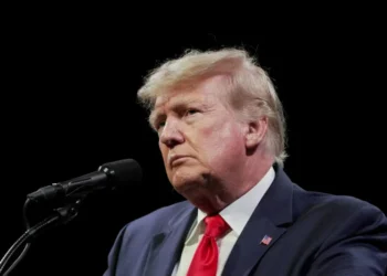 Mercados vão ‘colapsar’ se Trump demitir Powell da Fed, alerta Elizabeth Warren