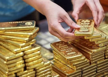 Preço do ouro continua a bater recordes e aproxima-se dos 3.400 dólares por onça