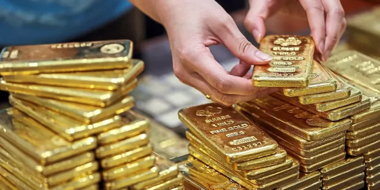 Preço do ouro continua a bater recordes e aproxima-se dos 3.400 dólares por onça